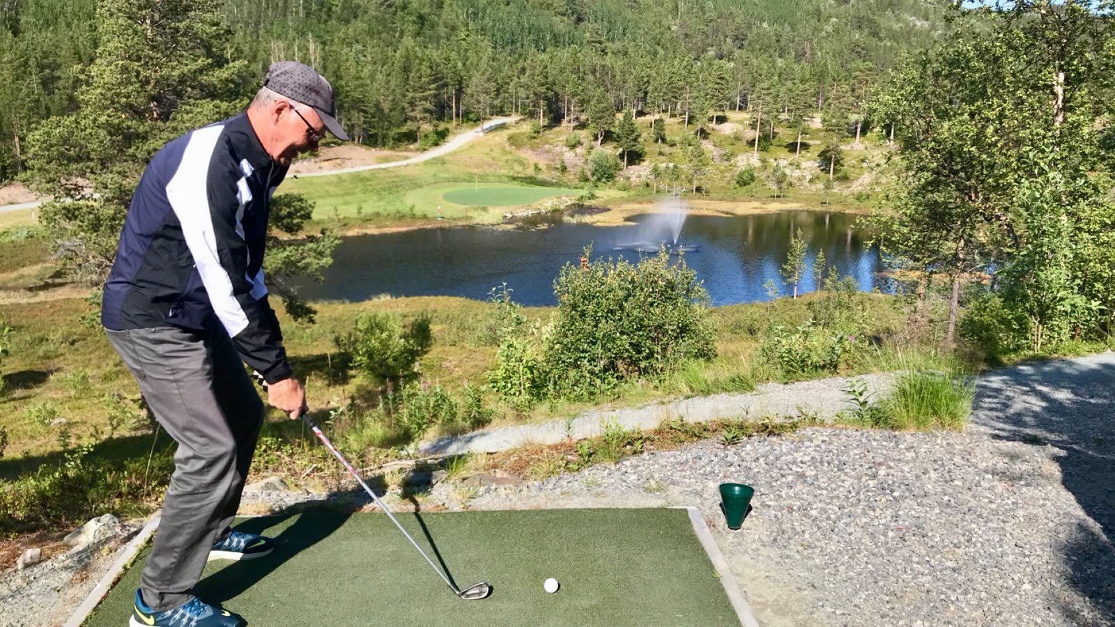 Spiller i utslaget ved dammen under Finnmark Golf Tour