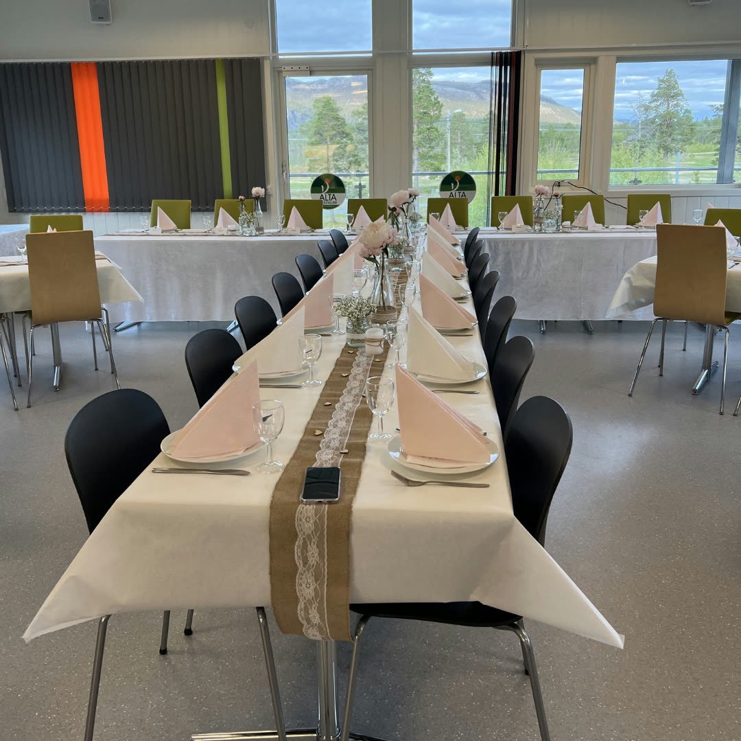 Bord dekket med gule løpere og navnelapper