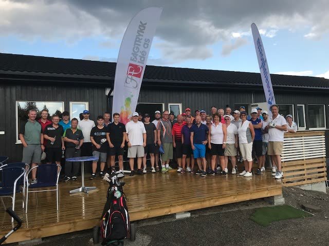 Deltakere i Sparebank1-golfen samlet på terrassen ved klubbhuset